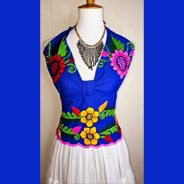 Blusa elaborada en manta tradicional y bordados multicolores - Imagen 3